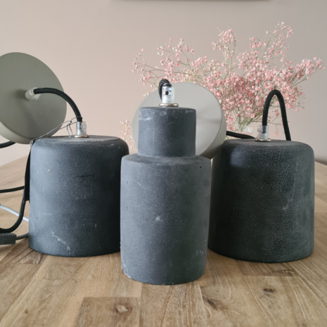 distelroos-Broste-Copenhagen-set-van-3-zwarte-concrete-hanglampen